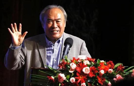 意媒：吉鲁2023年共顶进8个头球，和凯恩并列五大联赛头球王据米兰新闻网报道，吉鲁在2023年是五大联赛的头球王。